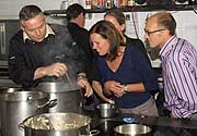 Tipps von Risotto Weltmeister Holger Zurbrüggen (li.) (©Foto: Roland Röhrig)